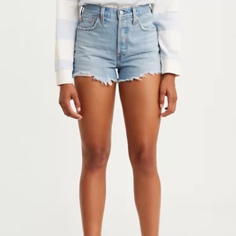 NWT Levi’s 501 high rise light wash denim shorts